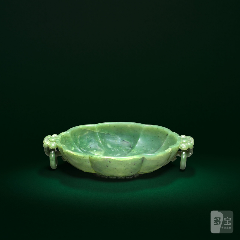 清乾隆/嘉慶 痕都斯坦式碧玉活環耳洗 | A MUGHAL-STYLE SPINACH-GREEN JADE TWO-HANDLED BOWL - 图2